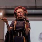 pelerynie na pierwszym planie