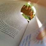 Kartka zwiniętej książki