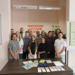Młodzież - uczestnicy Narodowego Czytania pozują do pamiątkowego zdjęcia