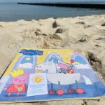Książka na plaży, w tle morze