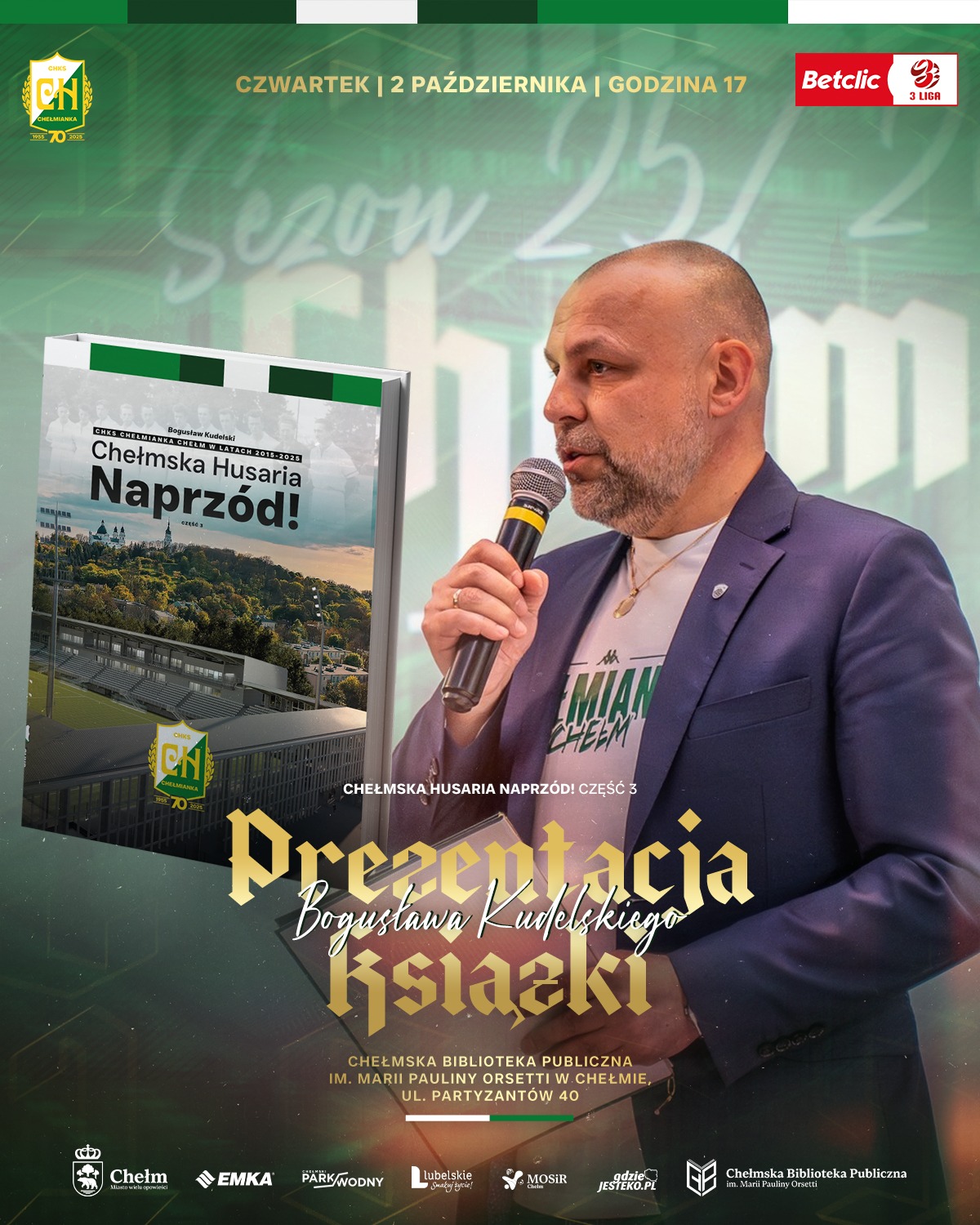 Plakat w odcieniach zielni., Mężczyzna w mikrofonem przemawia obok książka