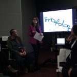 Autorka książki stoi przy ekranie i patrzy na publiczność