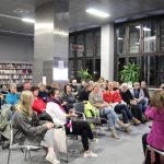 Grupa uczestników spotkani z autorką książki Pismo jak odcisk Magdaleną Deur Partyką