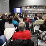 Grupa uczestników spotkani z autorką książki Pismo jak odcisk Magdaleną Deur Partyką