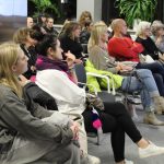 Dyrektor biblioteki czeka na podpis autorki książki Magdaleny Deur Partyki