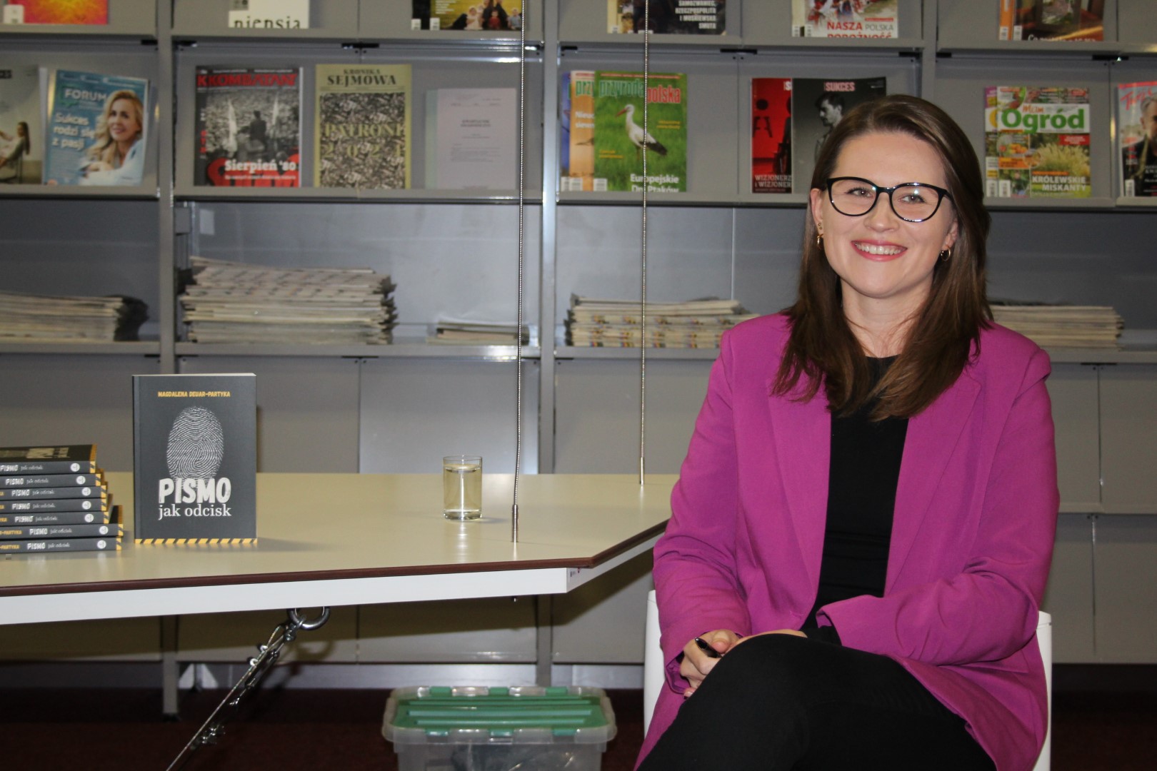 Autorka książki uśmiecha się do zdjęcia