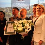 Grupa dorosłych mężczyzn i kobiet pozuje do zdjęcia