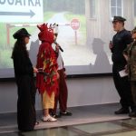 Na scenie sali widowiskowej stoją przebrani za zwierzęta i strażników granicznych