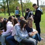 Dzieci siedzą jesienią na ławce