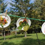 Jesienią na dworze dzieci patrzą na papierowe talerze, na których przyklejone są liście