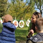 Jesienią na dworze dzieci patrzą na papierowe talerze, na których przyklejone są liście