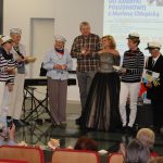 Grupa dorosłych pozuje do zdjęcia
