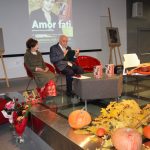 Poetka wraz zaproszonym gościem siedzą na scenie sali widowiskowej