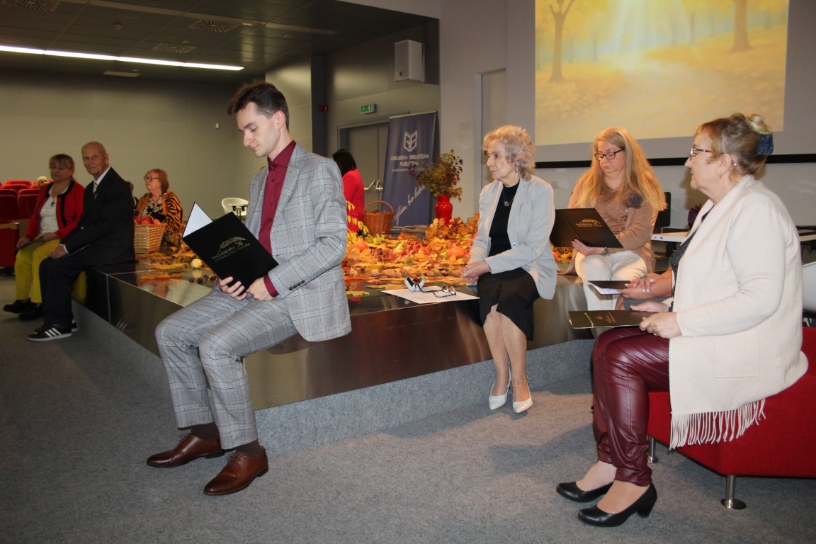 Uczestnicy wieczoru poetyckiego w bibliotece
