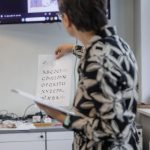 Kobieta pokazująca zapisane litery