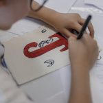 Litera pisana przez dziecko stalówką