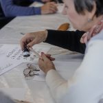 Uczestniczka kaligrafii, która pisze stalówką maczaną w atramencie
