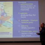 Mężczyzna pokazuje na prezentacji