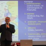 Mężczyzna pokazuje na prezentacji