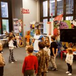 Grupa dzieci bawi się w bibliotece