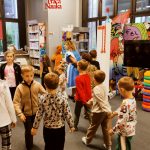 Grupa dzieci bawi się w bibliotece