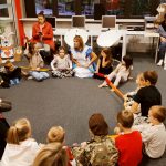 Grupa dzieci bawi się w bibliotece