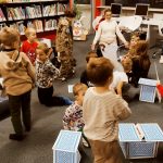 Grupa dzieci bawi się w bibliotece
