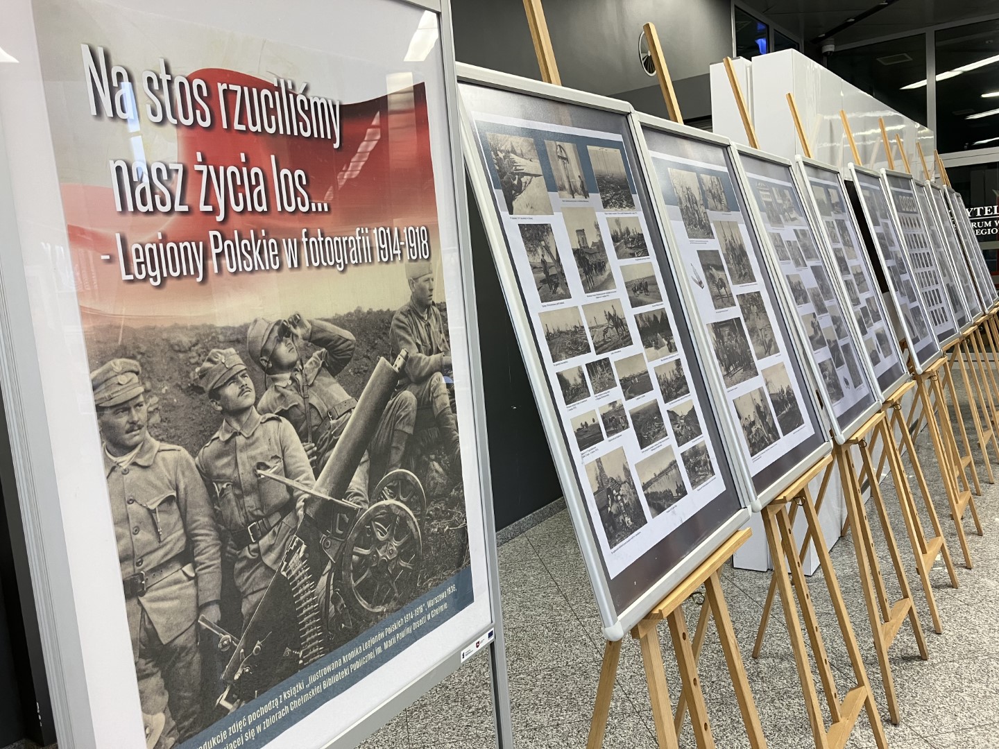 Wystawa ilustracji w galerii małej biblioteki