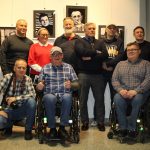 Grupa mężczyzn i kobieta pozują do zdjęcia