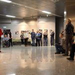 Otwarcie wystawy, grupa osób stoi w Galerii Nova