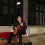 Mężczyzna gra na gitarze