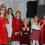 Grupa dzieci stoi na scenie +