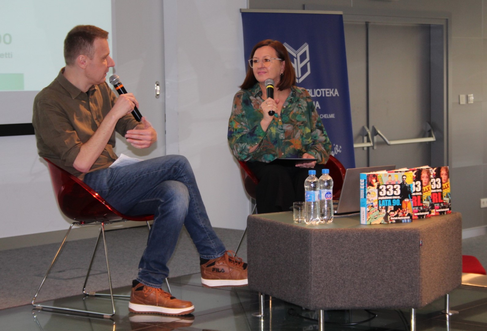 Spotkanie z Bartkiem Koziczyńskim prowadzone przez dyrektor biblioteki