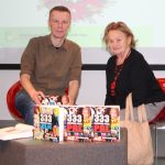 Spotkanie z Bartkiem Koziczyńskim - pisarz pozuje do zdjęcia ze starszą kobietą