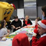 Dzieci uczestniczą w warsztatach plastycznych