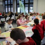 Dzieci uczestniczą w warsztatach plastycznych