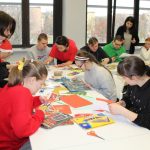 Dzieci uczestniczą w warsztatach plastycznych