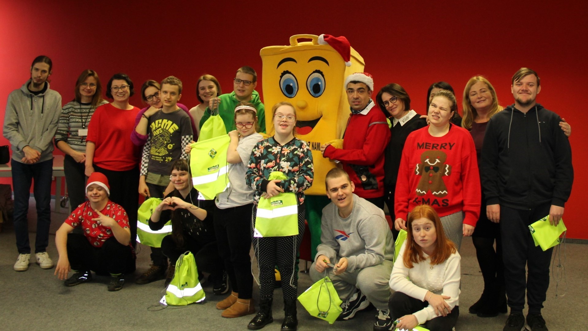 Dzieci pozują do zdjęcia wraz z przebranym za śmietnik