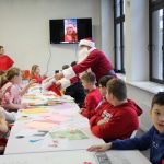 Dzieci uczestniczą w warsztatach plastycznych