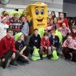 Dzieci pozują do zdjęcia wraz z przebranym za śmietnik