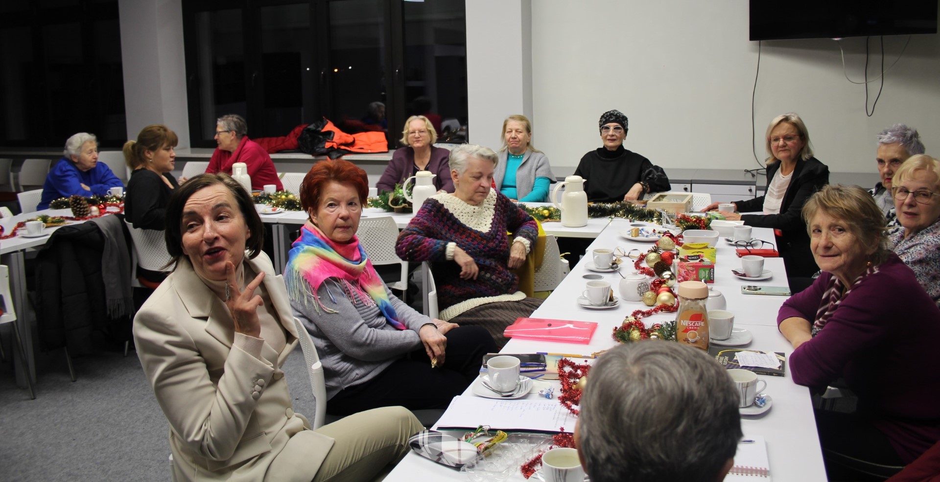 Kobiety siedzą przy świątecznie ubranym stole