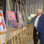 Uczestnicy wernisażu prac plastycznych w galerii biblioteki