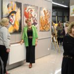 Uczestnicy wernisażu prac plastycznych w galerii biblioteki