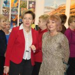 Uczestnicy wernisażu prac plastycznych w galerii biblioteki