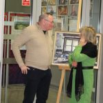 Uczestnicy wernisażu prac plastycznych w galerii biblioteki