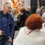 Uczestnicy wernisażu prac plastycznych w galerii biblioteki