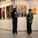 Uczestnicy wernisażu prac plastycznych w galerii biblioteki