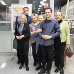 Uczestnicy wernisażu prac plastycznych w galerii biblioteki