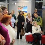 Uczestnicy wernisażu prac plastycznych w galerii biblioteki