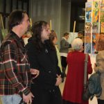 Uczestnicy wernisażu prac plastycznych w galerii biblioteki